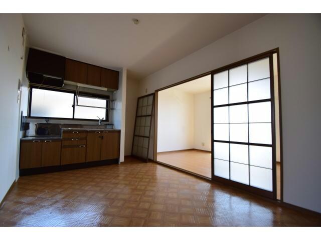 物件内観写真5　(洋室に続く7.5帖DKです。)