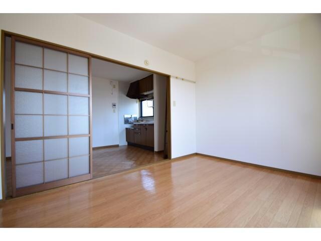 物件内観写真7　(リビング的に使えそうですね♪)