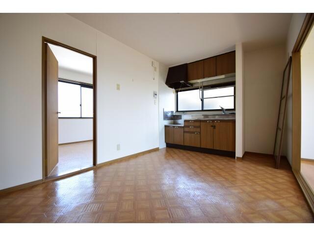 物件内観写真8　(窓のあるキッチンで換気もGOOD♪)