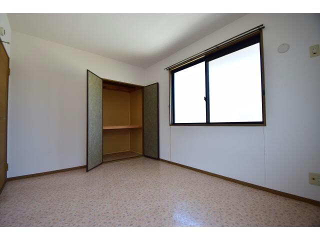 物件内観写真10　(物入れ付き6帖洋室です。)