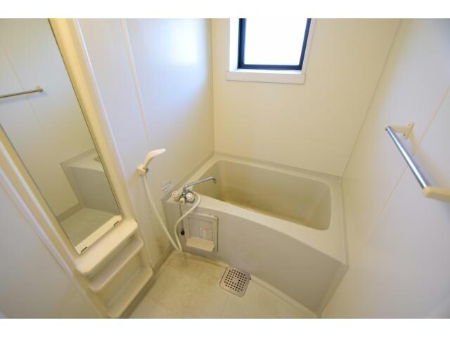 物件内観写真11　(窓付きのお風呂で換気もGOOD♪)