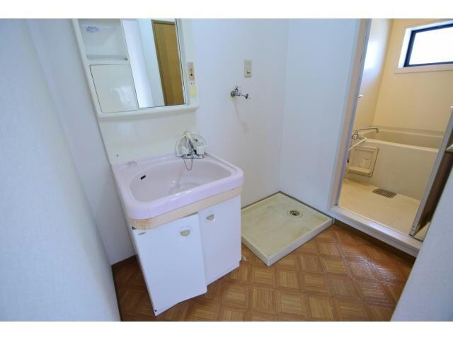 物件内観写真12　(洗面回りです。)