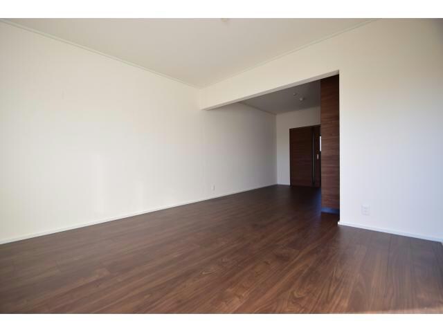 物件内観写真4　(14帖洋室です。)