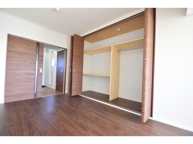 物件内観写真6　(収納も二連でワイドタイプです。)