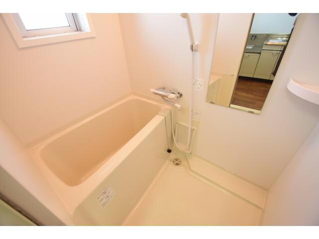 物件内観写真13　(窓付きのお風呂は換気もラクチンですね。)