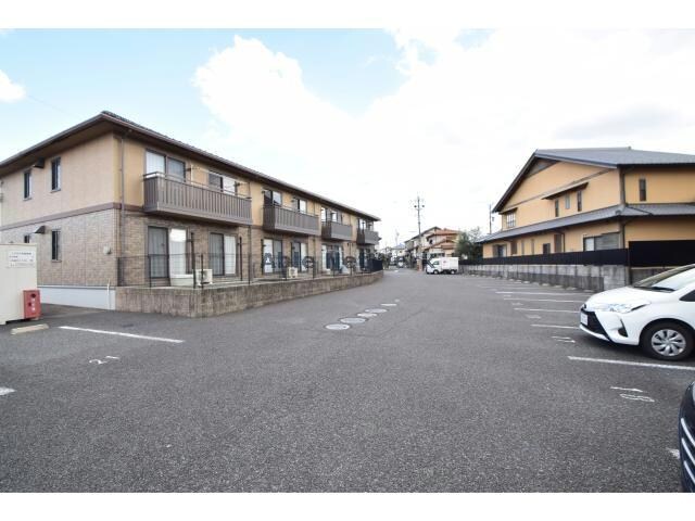 物件外観写真9　(駐車場)