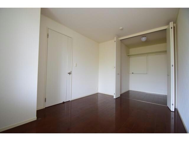 物件内観写真12　(ウォーククインクローゼットでお部屋もスッキリ♪)