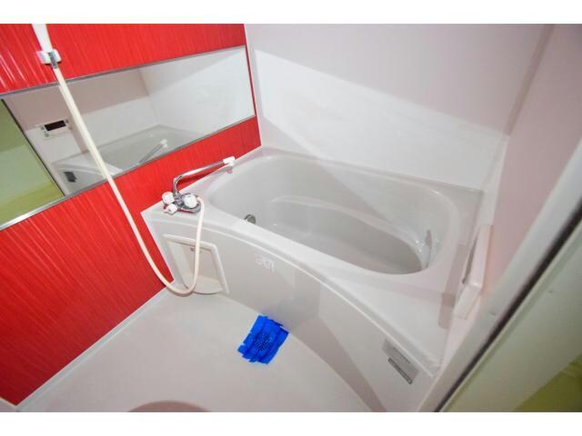 物件内観写真16　(赤い壁をワイドミラーが印象的です。)