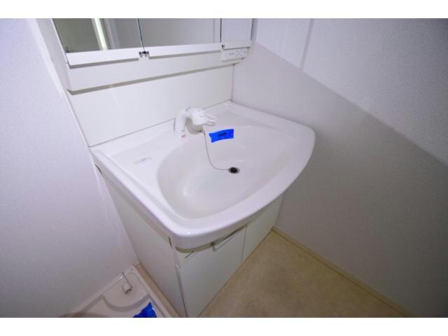 物件内観写真18　(シャンプードレッサータイプの洗面台です。)