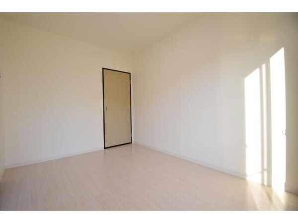 居室(部屋ごとに床色違います☆)