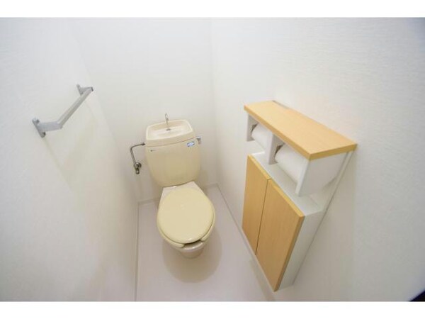 トイレ(ちょっとした収納スペースもありますよ☆)