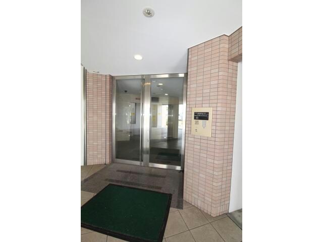 物件外観写真4　(マンション入り口はオートロックです)