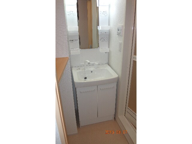 物件内観写真9　(洗面化粧台)