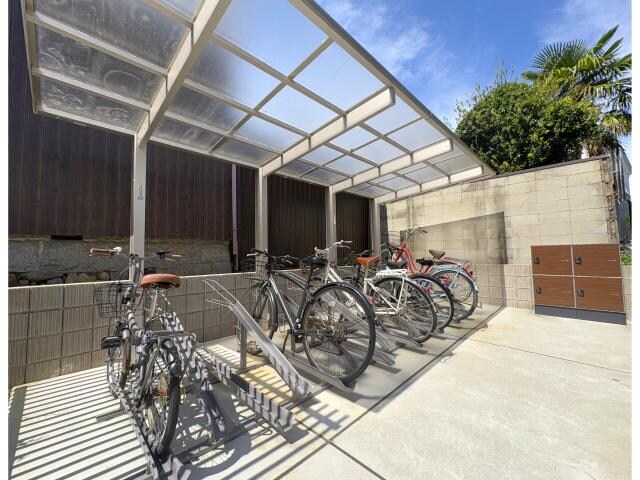 物件外観写真2　(駐輪場)