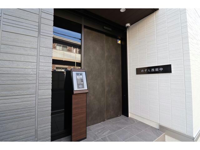 物件外観写真3　(オートロック付き自動ドア)