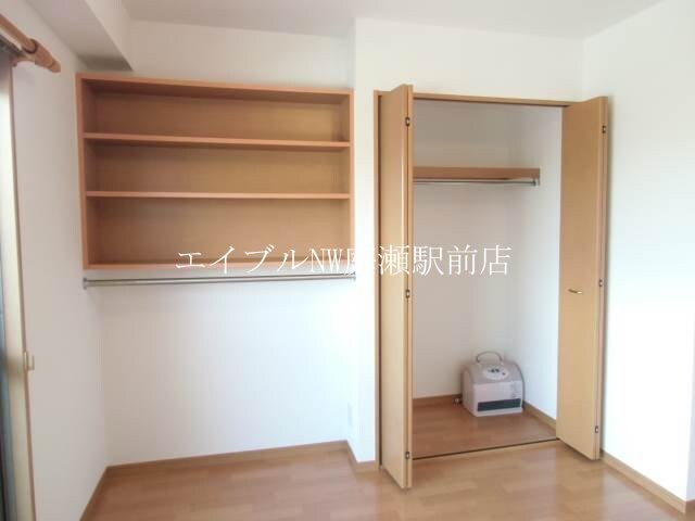 物件内観写真7　(大切な衣類を収納できるポール付きクローゼット（＾＾）b)