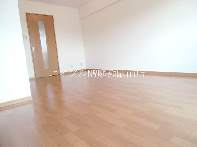 物件内観写真9　(白を基調とした解放感溢れるルームデザイン（＾＾）ｖ)