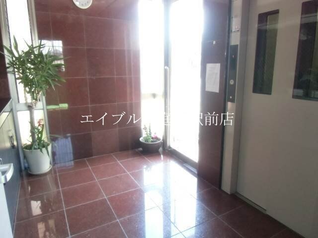 物件内観写真12　(華麗な御影石のエントランス)