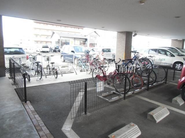 物件内観写真13　(駐輪場にも監視カメラ設置)