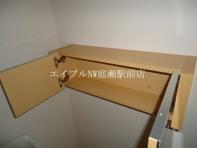 物件内観写真17　(トイレ収納)
