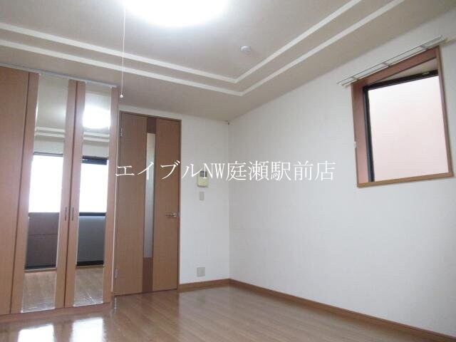 物件内観写真10　(洋室（出窓付き）)