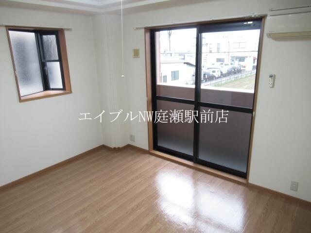 物件内観写真22　(洋室（出窓付き）)