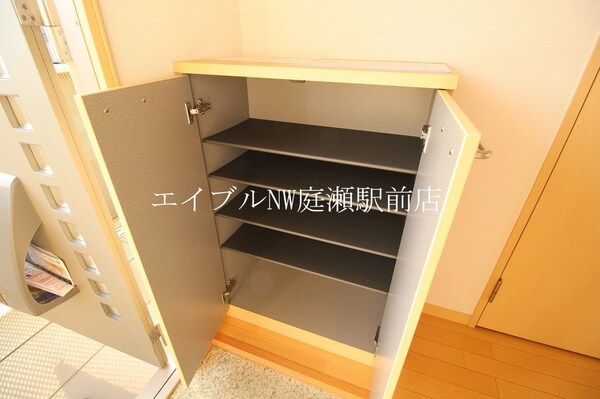 玄関(十分な大きさの靴箱)