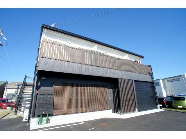 物件外観写真2　(外装リノベーションずみ)