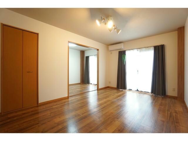 物件内観写真4　(リビングにエアコン付き)