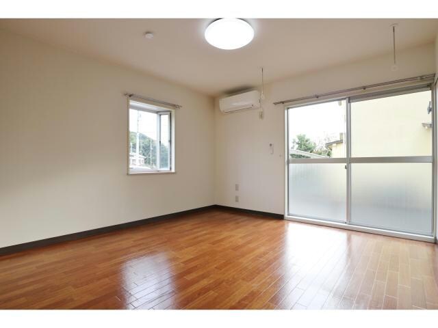 物件内観写真5　(出窓のある明るいお部屋です)