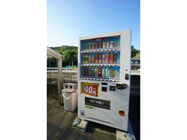 物件外観写真3　(敷地内に自販機)