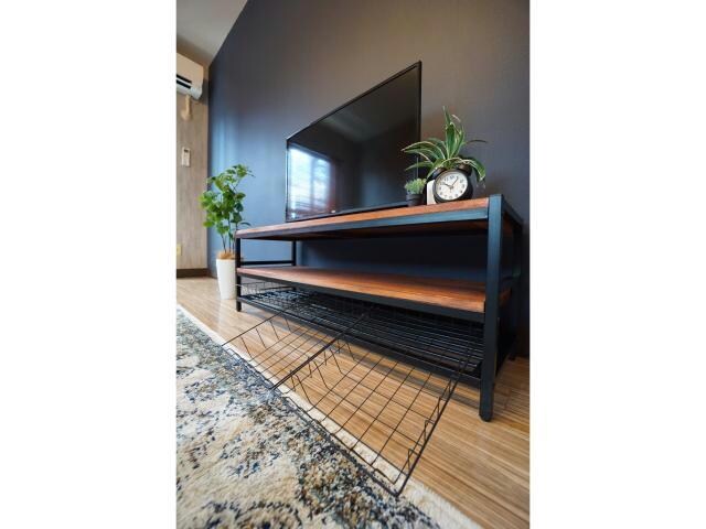 物件内観写真9　(TV台の下に小物収納)