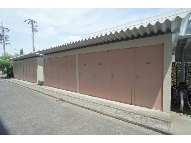 物件外観写真4　(各戸に屋外物置あり。)