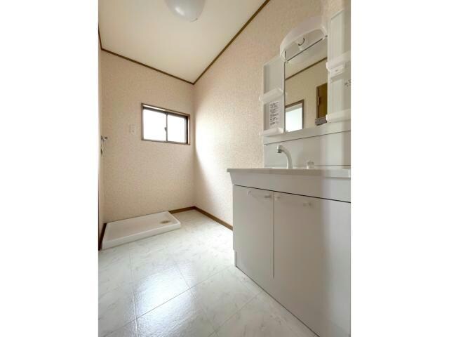 物件内観写真12　(広々とした洗面所)