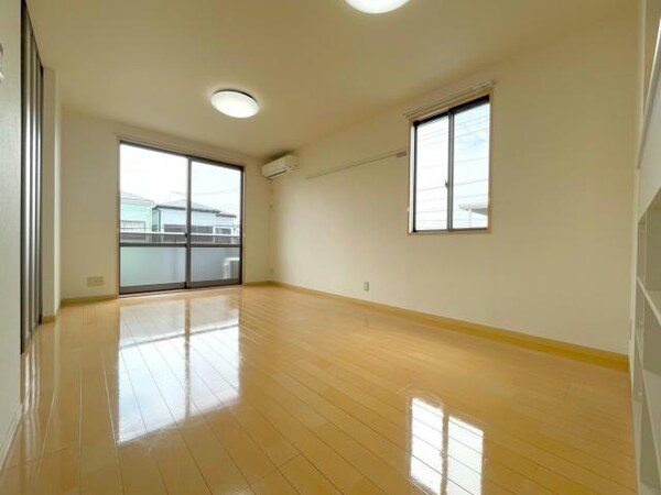 居室(二階角部屋☆)