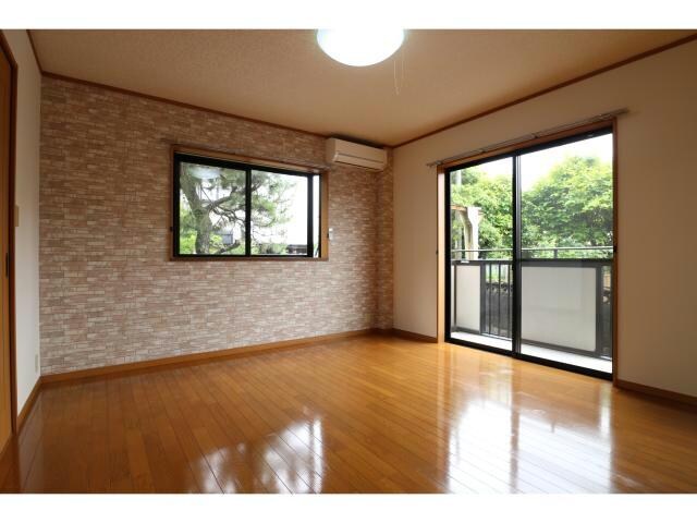 物件内観写真6　(南側洋室にエアコンつき)