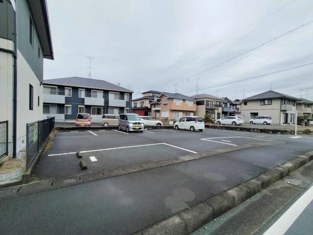 物件外観写真7　(建物横に２台目駐車場)