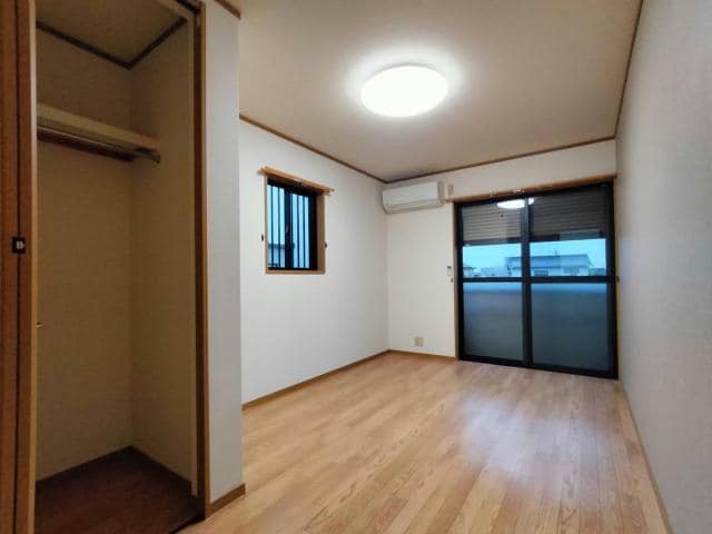 物件内観写真5　(何かと助かるシャッター付き◎)