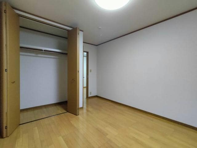 物件内観写真6　(居室照明付き)