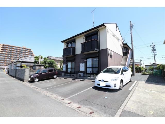 物件外観写真4　(敷地内駐車場あり)