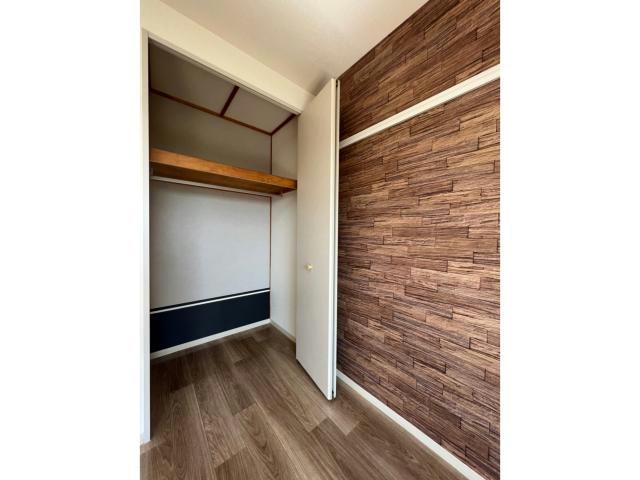 物件内観写真9　(奥行き深めのクローゼット)