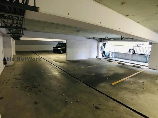 駐車場(地下駐車場　高さ制限あり)