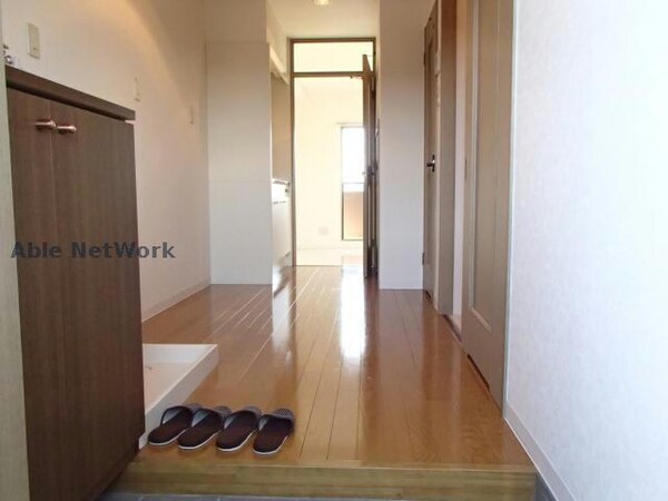 玄関回り(※同物件別部屋の写真です。)