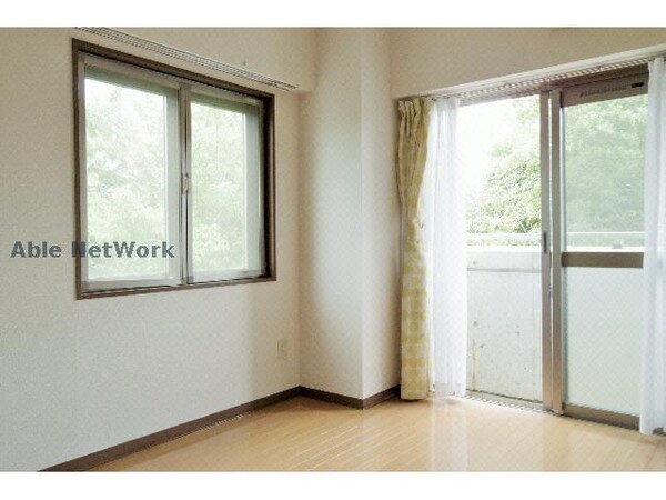 居室(※同物件別部屋の写真です。)