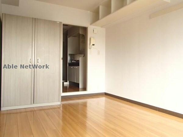 居室(※同物件別部屋の写真です。)