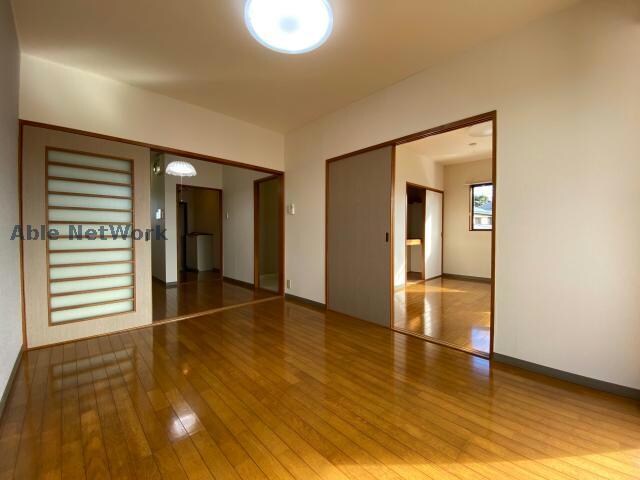 物件内観写真7　(広々としたリビングです)