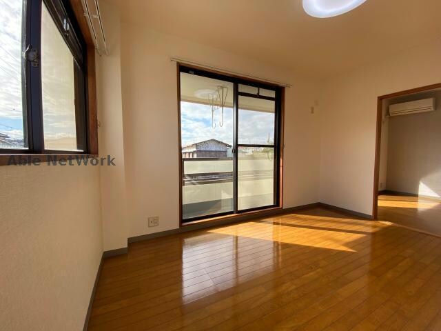 物件内観写真8　(日当たり良好の居室)