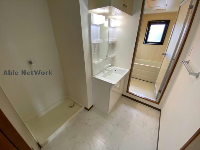 物件内観写真9　(シャワー付きの洗面台です)