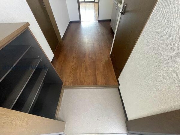 玄関回り(※同物件、別部屋の写真です)