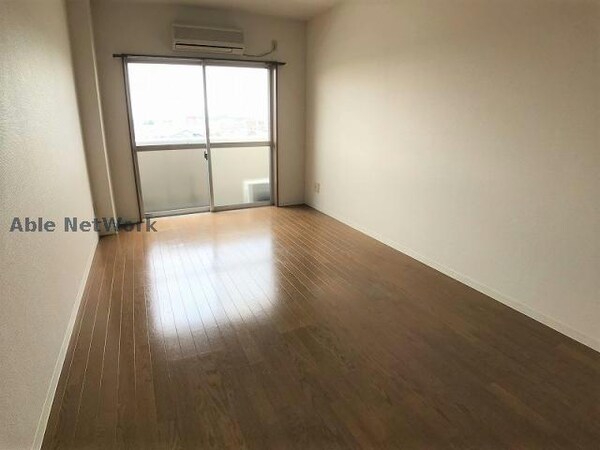 居室(※同物件別部屋の写真です。)